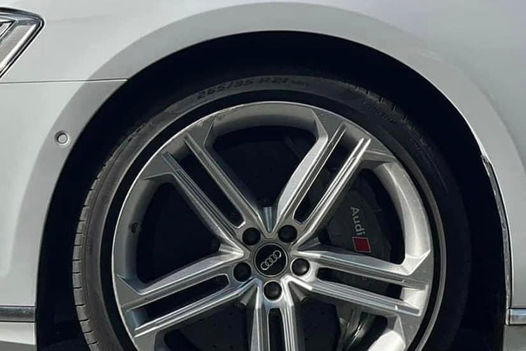 Ngoại thất chiếc xe Audi S8 2021 gần 10 tỷ đồng này là màu trắng, khác biệt so với chiếc xe sang hiệu suất cao Audi S8 thứ 2 về Việt Nam có màu sơn Navarra Blue độc quyền do hãng xe sang Đức phát triển.