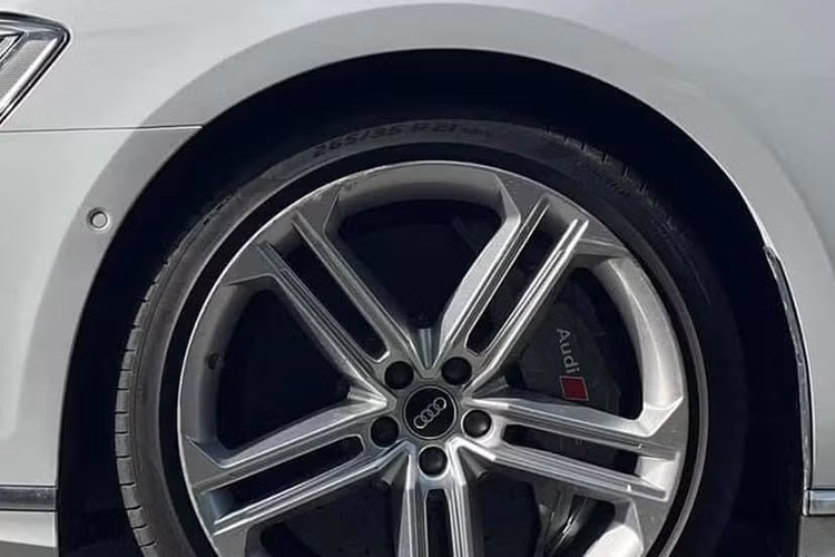 Ngoại thất chiếc xe Audi S8 2021 gần 10 tỷ đồng này là màu trắng, khác biệt so với chiếc xe sang hiệu suất cao Audi S8 thứ 2 về Việt Nam có màu sơn Navarra Blue độc quyền do hãng xe sang Đức phát triển.