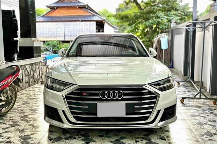 Với sức mạnh ấn tượng này, dòng xe sang hiệu suất cao của Audi A8 với chiều dài gần 5,2 mét và cân nặng hơn 2,2 tấn chỉ mất thời gian 3,8 giây để tăng tốc từ vị trí xuất phát lên 100 km/h trước khi đạt vận tốc tối đa bị giới hạn ở con số 250 km/h.