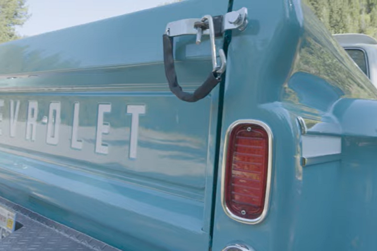 "Các thân xe không hề dễ dàng để sửa đổi, khiến chúng có được dáng vẻ nguyên bản mới là việc cần rất nhiều thời gian, sự kiên nhẫn và kỹ năng”, Tim nói. Nhờ vậy, những người mê xe bán tải Chevrolet cổ điển có thể thấy chiếc xe này vừa quen thuộc vừa lạ lẫm.