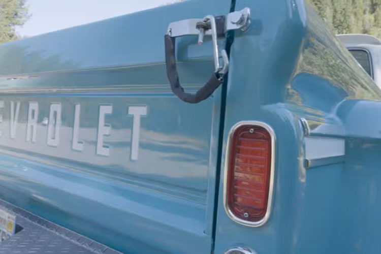 "Các thân xe không hề dễ dàng để sửa đổi, khiến chúng có được dáng vẻ nguyên bản mới là việc cần rất nhiều thời gian, sự kiên nhẫn và kỹ năng”, Tim nói. Nhờ vậy, những người mê xe bán tải Chevrolet cổ điển có thể thấy chiếc xe này vừa quen thuộc vừa lạ lẫm.