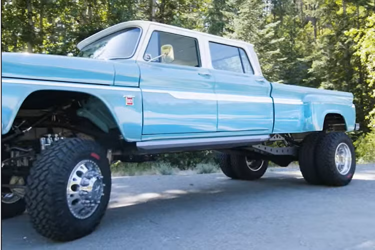 Ponderosa có chiều dài khoảng 6,1 mét và chiều cao ấn tượng xấp xỉ 2,4 mét, trang bị động cơ Cummings Turbo Diesel dung tích 5.9 lít cung cấp công suất 550 mã lực. Một trong những thách thức lớn nhất mà Tim phải đối mặt là sửa đổi phần thân của những chiếc xe trong khi vẫn giữ được cảm giác Chevrolet đích thực.