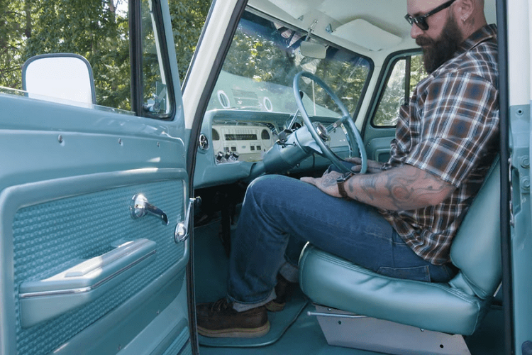 Tuy nhiên ngược lại, chúng lại thiếu nhiều tính năng tiện nghi và không gian nội thất mà con người đã quen ở những chiếc xe bán tải tải hiện đại. Đó là điều khiến chiếc Chevrolet này trở thành chiếc bán tải “tối thượng”, pha trộn hoàn hảo giữa mới và cũ.