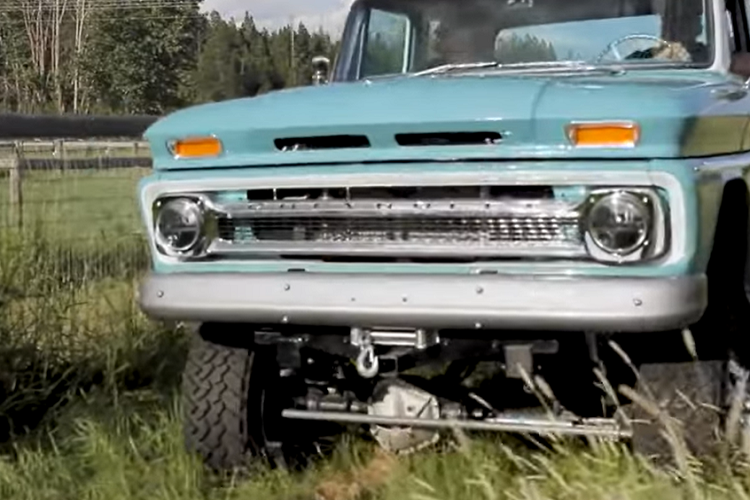 Nội thất của Chevrolet Ponderosa bán tải hoàn toàn mang phong cách cổ điển với chất liệu da bọc màu xanh lam đẹp mắt đi kèm các chi tiết mạ crôm.