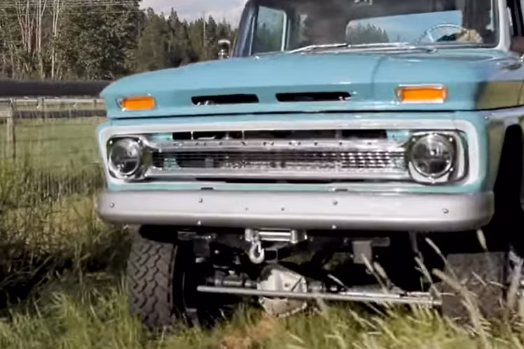 Nội thất của Chevrolet Ponderosa bán tải hoàn toàn mang phong cách cổ điển với chất liệu da bọc màu xanh lam đẹp mắt đi kèm các chi tiết mạ crôm.