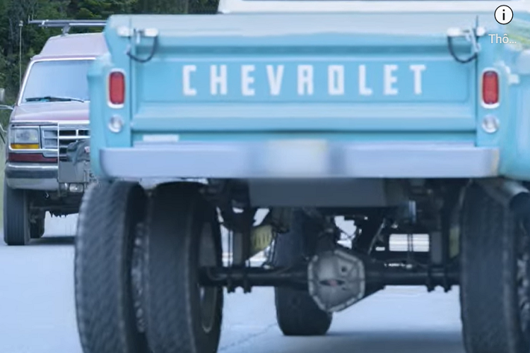 Bạn sẽ không tìm thấy chút nhựa cứng nào trong chế tạo xe bán tải độc đáo này hoặc màn hình thông tin giải trí dễ gây mất tập trung, thay vào đó, bạn chỉ tập trung vào việc lái xe và tận hưởng những gì chiếc bán tải 6 bánh mang lại.