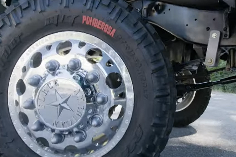 Cụ thể, chiếc bán tải khổng lồ với 6 bánh này có sử dụng thân vỏ của một chiếc Chevrolet K30 đời 1966 kết hợp với khung gầm của một chiếc Chevrolet C30 1972. Chủ nhân của nó, Tim, đã mất hơn 2 năm, khoảng 150.000 USD (tương đương hơn 3,4 tỷ đồng) chi phí và rất nhiều lòng kiên nhẫn để dung nhập hai chiếc xe làm một. Sau khi hoàn thành, anh ấy đặt cho nó cái tên “Ponderosa”.