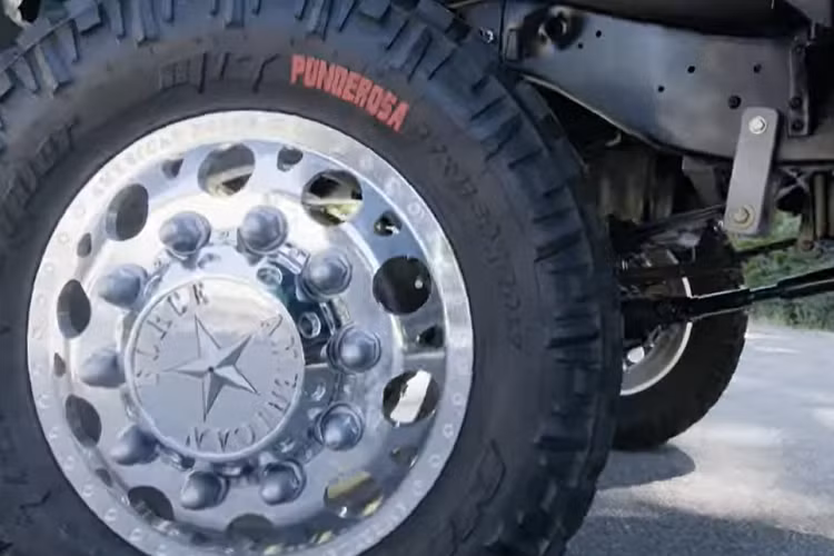 Cụ thể, chiếc bán tải khổng lồ với 6 bánh này có sử dụng thân vỏ của một chiếc Chevrolet K30 đời 1966 kết hợp với khung gầm của một chiếc Chevrolet C30 1972. Chủ nhân của nó, Tim, đã mất hơn 2 năm, khoảng 150.000 USD (tương đương hơn 3,4 tỷ đồng) chi phí và rất nhiều lòng kiên nhẫn để dung nhập hai chiếc xe làm một. Sau khi hoàn thành, anh ấy đặt cho nó cái tên “Ponderosa”.