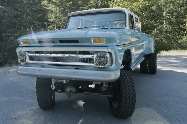 Cần những gì để xây dựng một chiếc xe bán tải hoàn hảo? Đối với chủ sở hữu chiếc xe bán tải Chevrolet cổ điển này, đó là một dự án kết hợp giữa mới và cũ thành một chiếc xe bán tải độ khổng lồ. Sự đơn giản và kiểu dáng của những chiếc xe tải cổ điển khiến chúng trở thành món đồ đáng mơ ước của các nhà sưu tập.