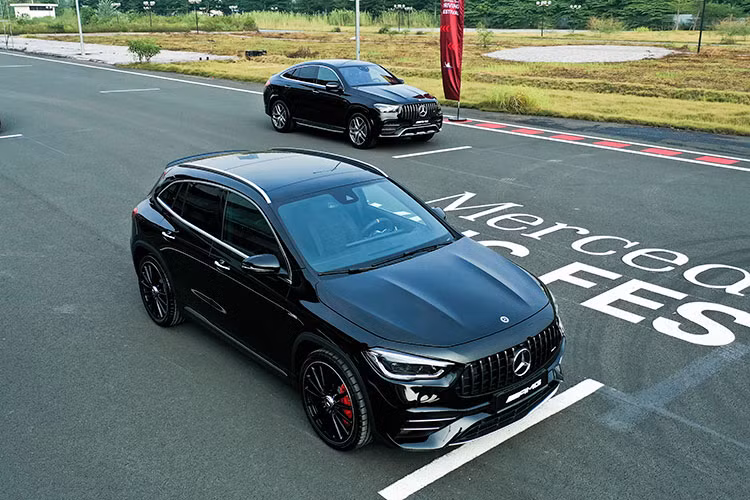 Mercedes-AMG GLA 45 S 4Matic+ 2023 mang lại trải nghiệm âm thanh hết sức tuyệt vời với dàn Burmester 12 loa có tổng công suất 590 W. Không gian được làm mát nhanh và tối ưu bởi điều hòa tự động 2 vùng độc lập.