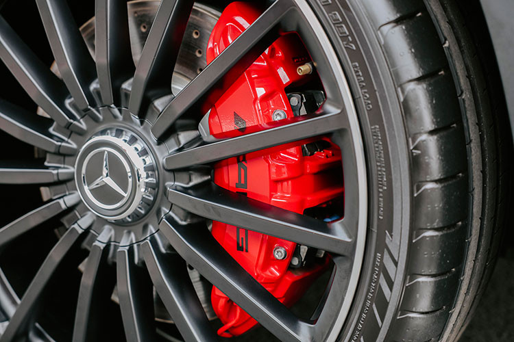 Chiếc GLA 45 S chỉ mất 4,3 giây để tăng tốc 0-100km/h, vận tốc tối đa là 265km/h. Mẫu “xe đua đường phố” này được trang bị mâm 21 inch kèm hệ thống phanh với heo 6 piston màu đỏ và đĩa phanh lớn.