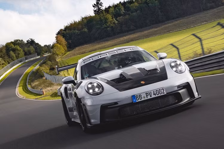 Porsche cho biết cánh gió sau cỡ lớn có thể điều chỉnh bằng điện và các chi tiết khí động học khác tạo ra tổng lực 860 kg ở vận tốc 285 km/h. Chiếc RS chạy kỷ lục cũng được trang bị Gói Weissach tùy chọn, bao gồm bộ mâm xe magiê rèn trọng lượng nhẹ và lốp Michelin Pilot Sport Cup 2 R tùy chọn.