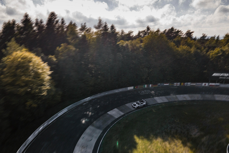 Chiếc xe cũng đang thiết lập các tiêu chuẩn mới với hệ thống phanh. Những vòng đua nhanh trên Nordschleife chỉ đơn giản là đã đem lại rất nhiều niềm vui khi tôi cầm lái chiếc xe này.”