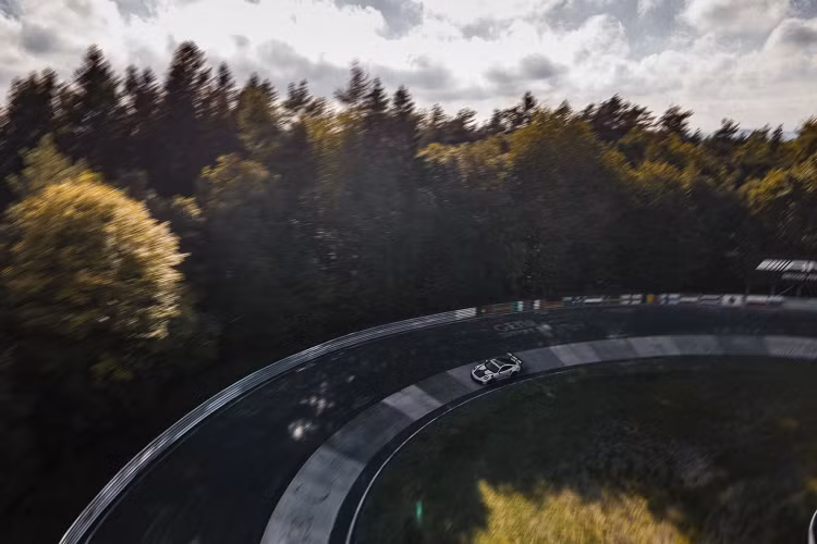 Chiếc xe cũng đang thiết lập các tiêu chuẩn mới với hệ thống phanh. Những vòng đua nhanh trên Nordschleife chỉ đơn giản là đã đem lại rất nhiều niềm vui khi tôi cầm lái chiếc xe này.”