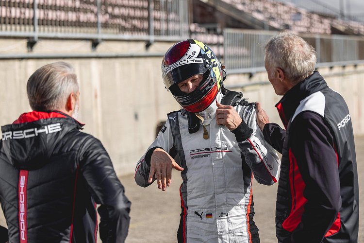 Đặc biệt, trong các đoạn đường nhanh, 911 GT3 RS là một chiếc xe mạnh mẽ thực thụ. Đây là cấp độ thường dành cho những chiếc xe đua hạng nhất.