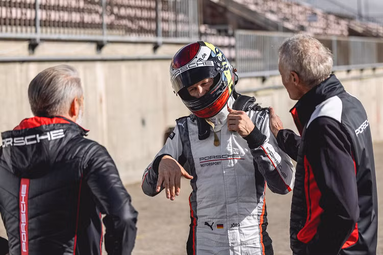 Đặc biệt, trong các đoạn đường nhanh, 911 GT3 RS là một chiếc xe mạnh mẽ thực thụ. Đây là cấp độ thường dành cho những chiếc xe đua hạng nhất.