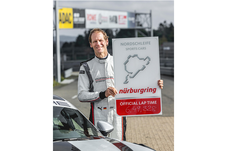 Thời gian hoàn thành một vòng đua của mẫu xe chỉ chậm hơn một giây so với Mercedes-AMG GT Black Series và chiếc xe đã vượt qua cùng đường đua với thời gian 6:48.05 và sau 911 GT2 RS Manthey của Porsche 6 giây. Đáng chú ý, cả hai chiếc xe này đều có động cơ tăng áp mạnh mẽ hơn nhiều. 