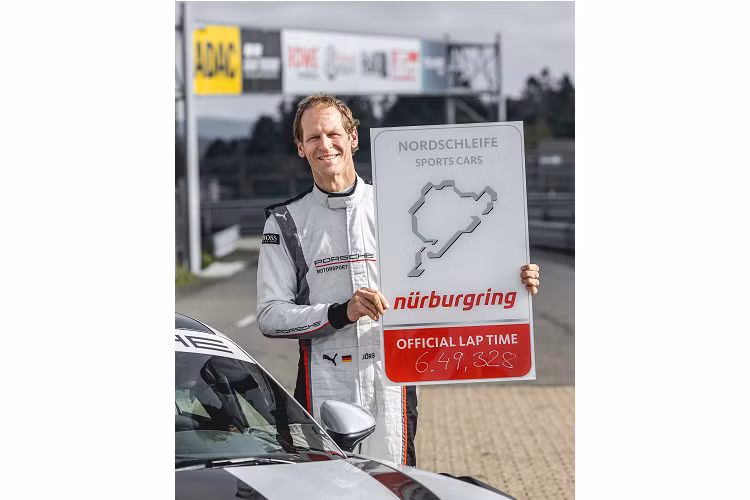 Thời gian hoàn thành một vòng đua của mẫu xe chỉ chậm hơn một giây so với Mercedes-AMG GT Black Series và chiếc xe đã vượt qua cùng đường đua với thời gian 6:48.05 và sau 911 GT2 RS Manthey của Porsche 6 giây. Đáng chú ý, cả hai chiếc xe này đều có động cơ tăng áp mạnh mẽ hơn nhiều. 