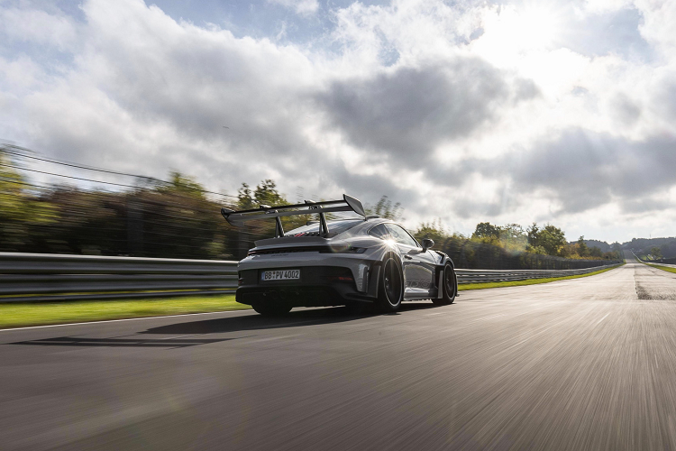 Trong quá trình này, RS đã phá bỏ vòng đua ngắn hơn 20,6 km cũ, loại bỏ vòng chạy thẳng T13, trong 6:44.848. Vòng đua dài hơn hiện là tiêu chuẩn chính thức để đo thời gian chạy trên đường đua Nürburgring.