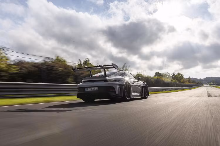 Trong quá trình này, RS đã phá bỏ vòng đua ngắn hơn 20,6 km cũ, loại bỏ vòng chạy thẳng T13, trong 6:44.848. Vòng đua dài hơn hiện là tiêu chuẩn chính thức để đo thời gian chạy trên đường đua Nürburgring.