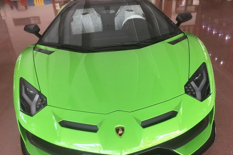 Phong trào chơi siêu xe tại Việt Nam đang được đẩy lên cao trào khi có rất nhiều đại gia chuyển sang chơi các dòng xe hypercar hay thậm chí là megacar với đại diện đầu tiên là siêu phẩm Koenigsegg Regera của Hoàng Kim Khánh. Và mới đây thôi, một người chuyên nhập khẩu siêu xe về nước đã chia sẻ về việc mới chốt mua chiếc Lamborghini Aventador SVJ LP770-4 Roadster bản giới hạn.