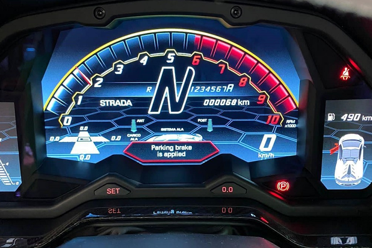 Nếu cần bỏ mui, các khách hàng thao tác khá đơn giản chỉ cần ấn nút được đặt sẵn sau trần xe. Phần mui tháo ra sẽ được để ở khoang hành lý phía trước và người lắp cần chú ý số thứ tự để lắp cho đúng vị trí. Lamborghini Aventador SVJ Roadster vẫn được trang bị khối động cơ V12, dung tích 6,5 lít, sản sinh ra công suất tối đa 759 mã lực và mô-men xoắn cực đại 720 Nm. Động cơ kết hợp cùng hộp số ISR bảy tốc độ và hệ thống dẫn động bốn bánh.