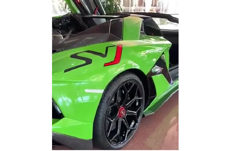 Những trang bị ấn tượng này cho phép Lamborghini Aventador SVJ Roadster tăng tốc từ vị trí đứng yên lên 100 km/h chỉ trong thời gian 2,9 giây, chậm hơn 0,1 giây so với bản Coupe và 0-200 km/h trong 8,8 giây. Vận tốc tối đa của xe sẽ là 350 km/h. Aventador SVJ Roadster được trang bị hệ thống khí động học chủ động ALA thế hệ thứ 2, hệ thống lái bánh sau, phanh gốm carbon và cuối cùng là hệ thống treo từ tính với thanh chống lật cứng hơn 50% so với "đàn anh" Lamborghini Aventador SV Roadster.