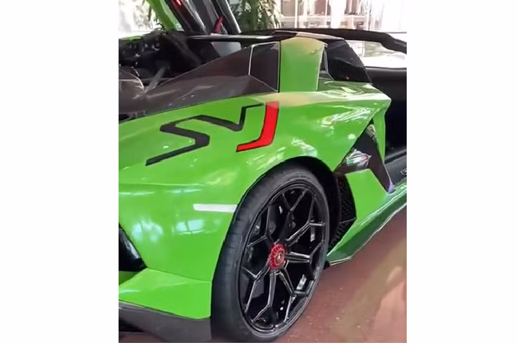 Những trang bị ấn tượng này cho phép Lamborghini Aventador SVJ Roadster tăng tốc từ vị trí đứng yên lên 100 km/h chỉ trong thời gian 2,9 giây, chậm hơn 0,1 giây so với bản Coupe và 0-200 km/h trong 8,8 giây. Vận tốc tối đa của xe sẽ là 350 km/h. Aventador SVJ Roadster được trang bị hệ thống khí động học chủ động ALA thế hệ thứ 2, hệ thống lái bánh sau, phanh gốm carbon và cuối cùng là hệ thống treo từ tính với thanh chống lật cứng hơn 50% so với "đàn anh" Lamborghini Aventador SV Roadster.