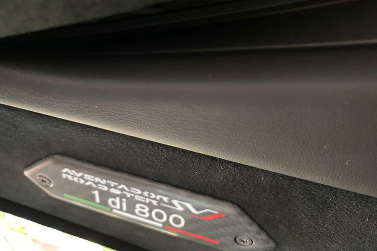 Mức giá xe Lamborghini Aventador SVJ Roadster về đến Việt Nam sẽ lên tới hơn 50 tỷ đồng (theo cách tính thuế hiện nay). Mức giá xe tại thị trường Mỹ là 573.966 đô la, tương đương 13,32 tỷ đồng, còn các đại gia Đức sẽ cần chi ra hầu bao 487.866 Euro, tương đương 13,2 tỷ đồng. Trong khi đó, các khách hàng ở Anh sẽ chỉ phải bỏ ra số tiền 323.323 Bảng Anh, tương đương 9,89 tỷ đồng.