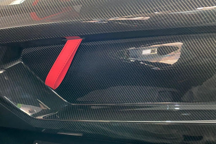 So với Lamborghini Aventador SVJ Coupe đã có 3 chiếc xuất hiện tại dải đất hình chữ S, phiên bản Aventador SVJ Roadster có sự khác biệt rõ ràng nhất chính là "mái nhà" bằng sợi carbon có thể tháo lắp dễ dàng bằng tay. Mui xe chia thành hai phần riêng biệt giống với siêu xe giới hạn này cũng đã có 2 xe về nước. Mỗi chiếc mui của Lamborghini Aventador SVJ Roadster có trọng lượng khoảng 6 kg.