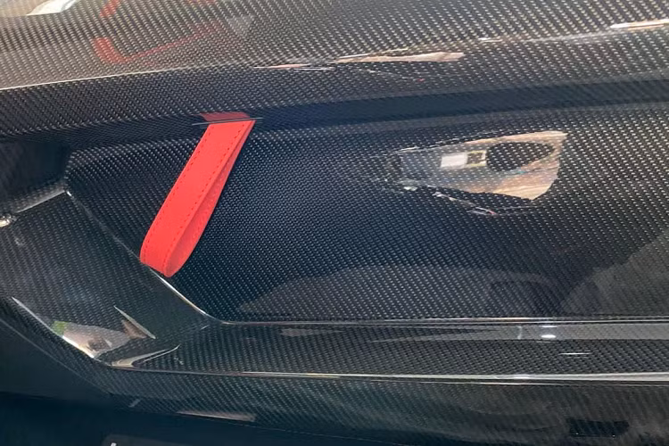 So với Lamborghini Aventador SVJ Coupe đã có 3 chiếc xuất hiện tại dải đất hình chữ S, phiên bản Aventador SVJ Roadster có sự khác biệt rõ ràng nhất chính là "mái nhà" bằng sợi carbon có thể tháo lắp dễ dàng bằng tay. Mui xe chia thành hai phần riêng biệt giống với siêu xe giới hạn này cũng đã có 2 xe về nước. Mỗi chiếc mui của Lamborghini Aventador SVJ Roadster có trọng lượng khoảng 6 kg.