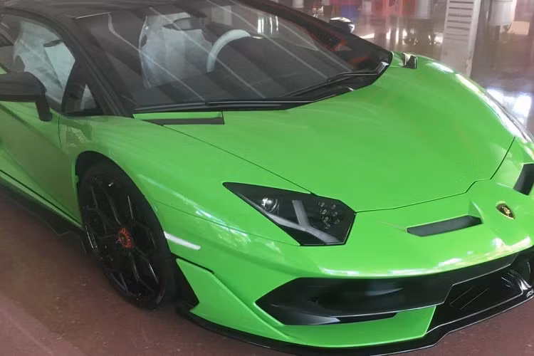 Sẽ chỉ có 800 siêu xe sản xuất trên toàn cầu và đã có 2 chiếc siêu xe giới hạn Lamborghini Aventador SVJ LP770-4 Roadster được các công ty nhập khẩu tư nhân Hà Nội mang về nước và sắp tới đây sẽ có thêm 1 xe được nhập tịch vào Việt Nam nhưng chưa rõ là mang biển số của nước bạn hay xe mới tinh, nhập về cảng trong nước.