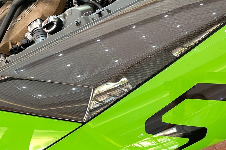 Khác với chiếc siêu xe Lamborghini Aventador SVJ LP770-4 Roadster có màu vàng nhám hay cam của các đại gia Việt mang về nước trước đó, Lamborghini Aventador SVJ LP770-4 Roadster sắp về Việt Nam sở hữu màu sơn xanh lá cây rất nổi bật cùng với đó là nhiều chi tiết sơn đen bóng hay sợi carbon.