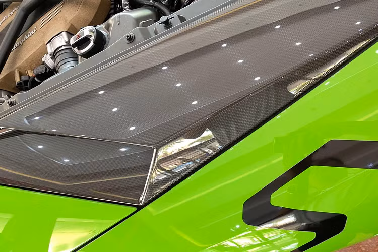 Khác với chiếc siêu xe Lamborghini Aventador SVJ LP770-4 Roadster có màu vàng nhám hay cam của các đại gia Việt mang về nước trước đó, Lamborghini Aventador SVJ LP770-4 Roadster sắp về Việt Nam sở hữu màu sơn xanh lá cây rất nổi bật cùng với đó là nhiều chi tiết sơn đen bóng hay sợi carbon.