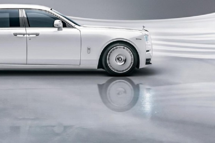 Ngoài một số nâng cấp nhỏ về thiết kế và tùy chọn, động cơ của xe vẫn không đổi là bộ máy V12, 6.75L, tăng áp turbo kép, sản sinh công suất 563 mã lực và 900 Nm mômen xoắn.