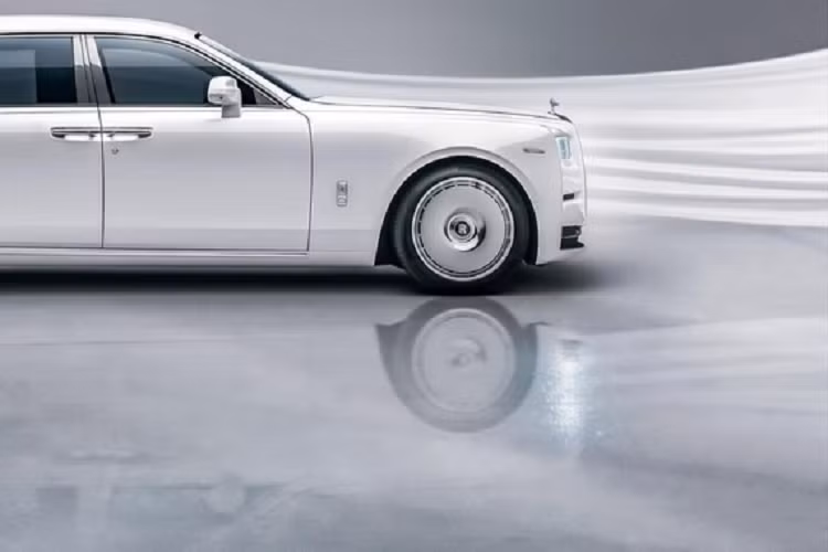 Ngoài một số nâng cấp nhỏ về thiết kế và tùy chọn, động cơ của xe vẫn không đổi là bộ máy V12, 6.75L, tăng áp turbo kép, sản sinh công suất 563 mã lực và 900 Nm mômen xoắn.