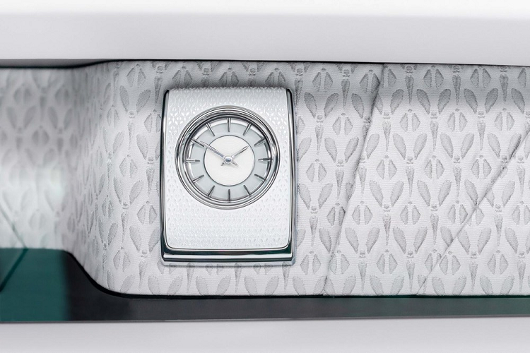 Để chào mừng ngày ra mắt Phantom Series II mới, Rolls-Royce đã giới thiệu gói độ bespoke Phantom Platino với vô vàn tùy chọn cá nhân hóa cho mẫu sedan siêu sang cao cấp nhất của hãng. Trong gói này, kháchh àng sẽ được lựa chọn da bọc hàng ghế trước và vải cho hàng ghế sau.