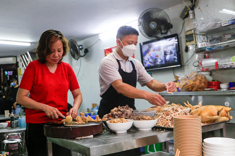  Phở gà Nguyệt (quận Hoàn Kiếm) từ lâu là quán nhiều người chọn lựa cho các bữa sáng. Có những ngày cao điểm khách phải ngồi đợi 15-20 phút mới tới lượt. Chị Nguyệt (áo đỏ, chủ quán) cho biết ban đầu hai vợ chồng chị kinh doanh phở gà cũng chỉ là sở thích cá nhân. Lúc mới mở, mỗi ngày quán chỉ bán hết khoảng 5-6 con gà, lâu dần cũng có thương hiệu, đến nay đã có thâm niên gần 15 năm.