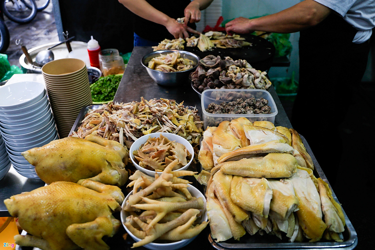 Một bát phở tại đây có giá từ 40.000 đến 50.000 đồng tùy thuộc vào mỗi phần của con gà thực khách lựa chọn. Ngoài phở nước, quán còn bán thêm phở trộn, đây cũng là một món ăn mà nhiều người yêu thích. Dù diện tích nhỏ hẹp, trung bình mỗi ngày quán vẫn bán được khoảng 500-600 bát. 