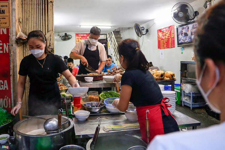 Hiện tại, phở Nguyệt có khoảng 15 nhân viên, buổi sáng có khoảng 3-4 nhân viên, nhưng vào buổi tối công suất phục vụ tại quán được tăng tối đa, duy trì hơn 6 tiếng đồng hồ từ 17h đến 23h30.