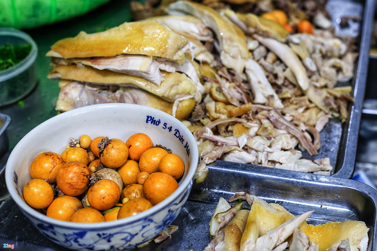 “Đây là lần thứ 2 tôi ăn ở đây. Gà thịt rất chắc và đặc biệt hơn nữa là nước dùng hợp khẩu vị với mình”, anh Nguyễn Thái Dương chia sẻ. Phở gà đùi thêm trứng non là món ăn nhiều thực khách lựa chọn khi đến với phở Bản.