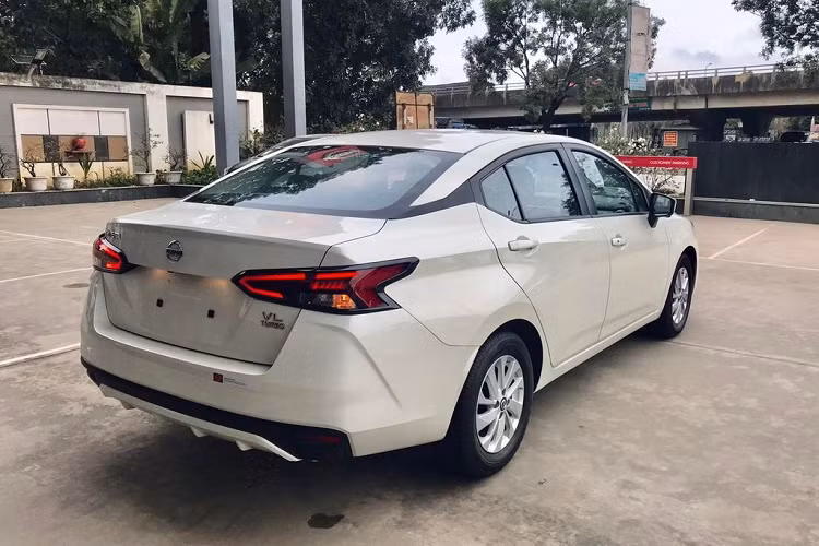 Danh sách các trang bị an toàn trên Nissan Almera 2022 có thể kể đến như hệ thống khởi hành ngang dốc, ABS, EBD, BA, cảnh báo điểm mù, cảnh báo phương tiện cắt ngang phía sau, hỗ trợ đổ đèo hay camera 360 độ.