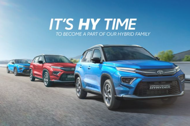 Đèn pha được đặt thấp hơn trên cản, bên cạnh hốc hút gió trung tâm cỡ lớn được áp dụng theo ngôn ngữ thiết kế của Toyota. Ở phía sau, đuôi xe được trang bị đèn hậu LED hình chữ C cùng đèn xi-nhan và đèn lùi được đặt dọc trên cản sau. Ốp cản sau được tạo hình khá cơ bắp và chắc chắn.