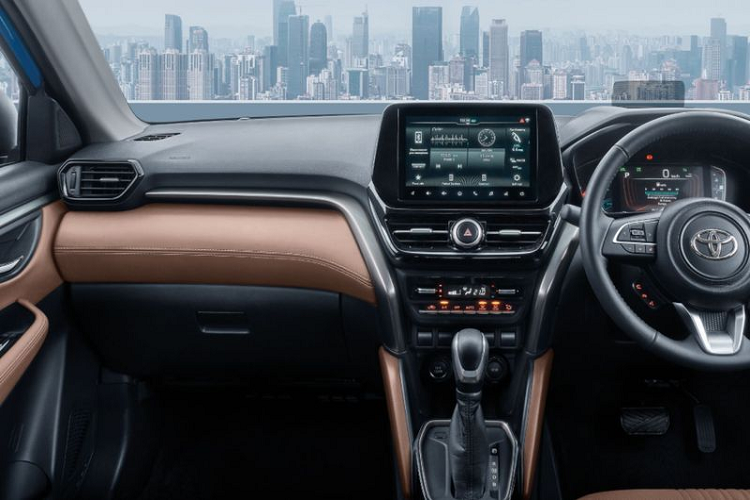 Khoang cabin sở hữu màn hình cảm ứng thông tin giải trí 9 inch kết hợp với cụm đồng hồ kỹ thuật số 7 inch. Trên bảng điều khiển và táp-pi cửa có các nút bấm cảm ứng. Các hàng ghế bọc da phối tông màu đen / nâu sang trọng.