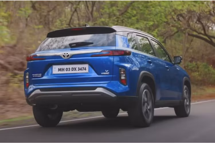 Theo nhà sản xuất, xe sẽ được bán ra tại Ấn Độ và một số thị trường khác, giá xe Toyota Urban Cruiser Hyryder 2023 hiện chưa được công bố chính thức. Sau khi ra mắt, mẫu SUV-B của Toyota hứa hẹn sẽ tạo nên cuộc cạnh tranh khốc liệt với các đối thủ cùng phân khúc như Kia Seltos, Hyundai Creta.