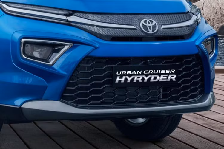 Mẫu xe SUV Toyota Urban Cruiser Hyryder 2023 giá rẻ có các số đo tổng thể dài x rộng x cao lần lượt là 4.365 x 1.795 x 1.635 (mm), chiều dài cơ sở 2.600 mm. So với Hyundai Creta, Toyota Urban Cruiser Hyryder có kích thước lớn hơn rõ rệt.