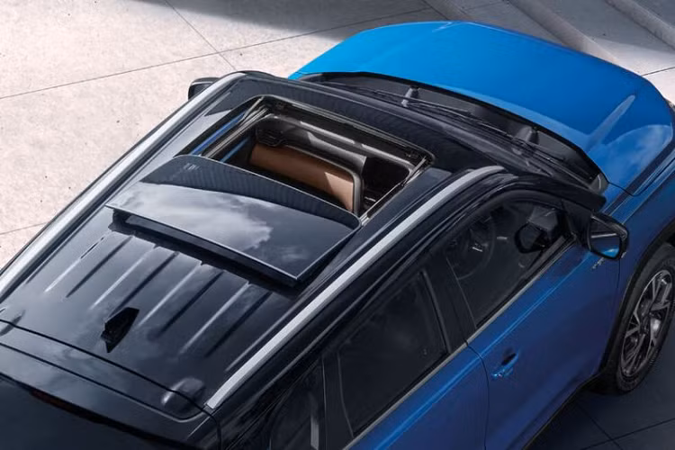 Tùy chọn thứ hai là động cơ hybrid tự sạc được trang bị công nghệ full hybrid của Toyota. Khối động cơ này bao gồm động cơ 1.5L kết hợp động cơ điện, ISG và pin lithium-ion tạo ra tổng công suất 114 mã lực và mô-men xoắn cực đại 141 đạt Nm. Phiên bản hybrid được trang bị hệ dẫn động cầu trước, đi kèm hộp số e-Drive.