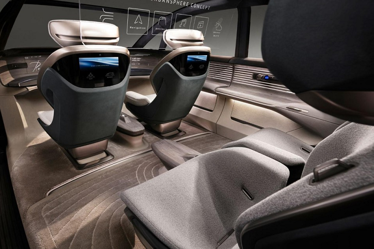 Các trang bị như vô lăng, bảng đồng hồ và bàn đạp đều được giấu đi khi xe ở chế độ vận hành tự động. Hệ thống tự động lái của Audi Urbansphere được công bố ở cấp độ 4, dự kiến sẽ được giới thiệu trong nửa cuối của thập kỷ này. Các hành khách bên trong xe sẽ có thể sử dụng nhiều dịch vụ số và thông tin giải trí khác nhau qua màn chiếu trên táp-lô, màn hình phụ gắn ở lưng ghế trước, kính thực tế ảo VR, hoặc màn hình OLED cho hành khách hàng ghế sau.