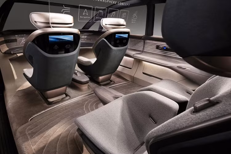 Các trang bị như vô lăng, bảng đồng hồ và bàn đạp đều được giấu đi khi xe ở chế độ vận hành tự động. Hệ thống tự động lái của Audi Urbansphere được công bố ở cấp độ 4, dự kiến sẽ được giới thiệu trong nửa cuối của thập kỷ này. Các hành khách bên trong xe sẽ có thể sử dụng nhiều dịch vụ số và thông tin giải trí khác nhau qua màn chiếu trên táp-lô, màn hình phụ gắn ở lưng ghế trước, kính thực tế ảo VR, hoặc màn hình OLED cho hành khách hàng ghế sau.