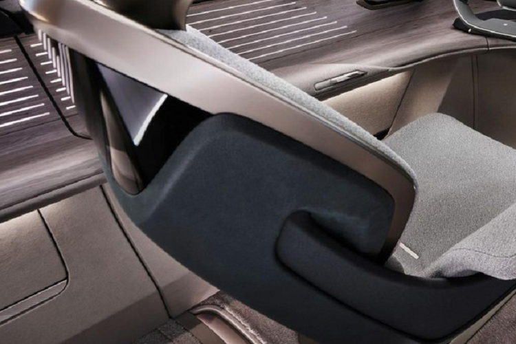 Về chất liệu nội thất, Audi sử dụng vải đặc biệt từ tre, chất liệu tái chế ECONYL, và ván sừng trâu không sử dụng hóa chất trong quá trình xử lý. Bên cạnh đó, Audi Urbansphere còn có một tính năng khá thú vị nữa là bình chứa nước uống và ly đã được bố trí sẵn. Cuối cùng, mẫu xe ý tưởng này đi kèm ô Audi Light vừa có khả năng che mưa, vừa có thể chiếu sáng cho người dùng trong màn đêm.